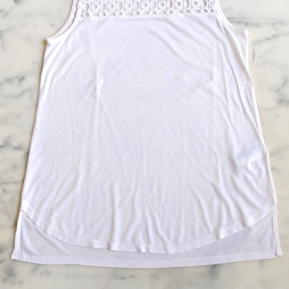 NWT. H&M 100% Rayon Sleeveless Blouse with Front design. - Picture 4 of 4